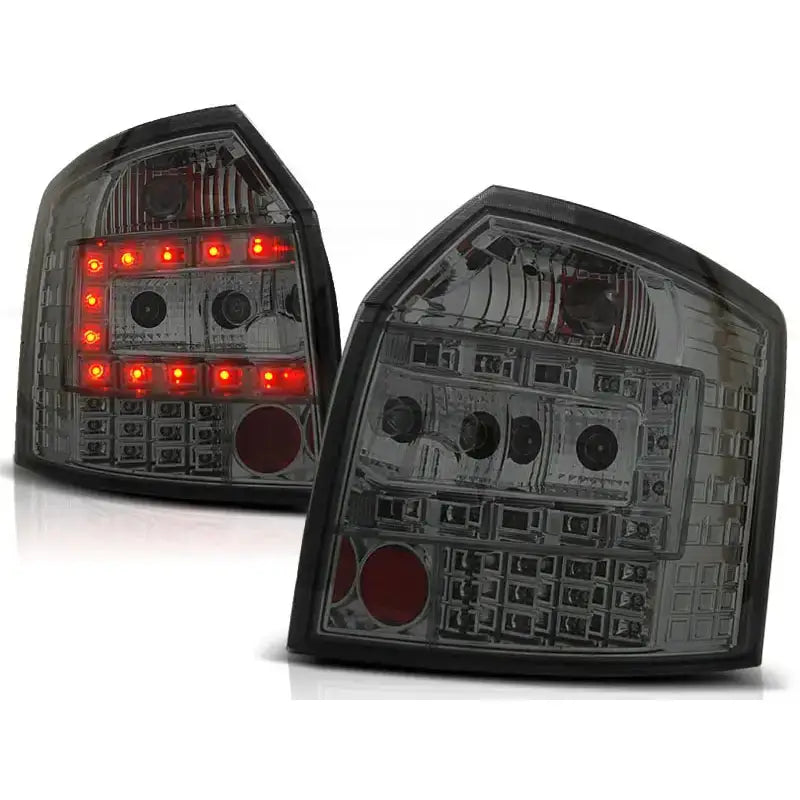 Baklykt Audi A4 10.00-10.04 Avant LED smoke, tent med røde LED-lys i rektangulært mønster.