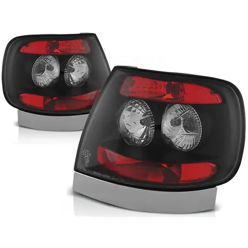 Baklykter Audi A4 11.94-09.00 Black i svart og rød plast, skrå forfra med detaljerte reflektorer.