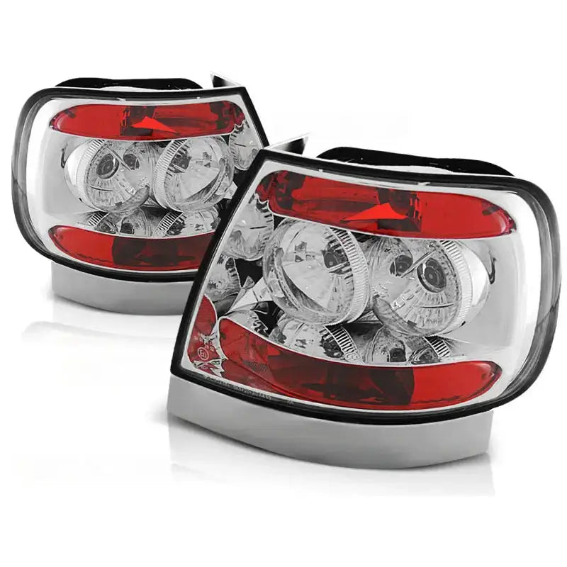 Baklykter Audi A4 11.94-09.00 Chrome med røde og hvite felt, sett skrått forfra mot hvit bakgrunn.