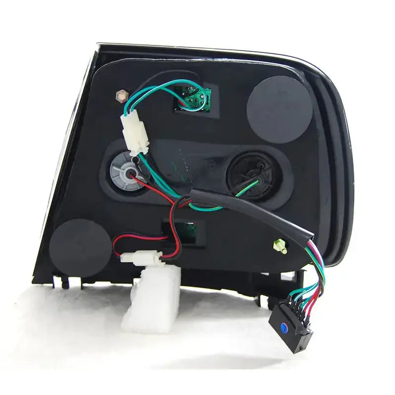 Baklykt Audi A4 11.94-09.00 sett bakfra med synlige ledninger og elektriske koblinger.