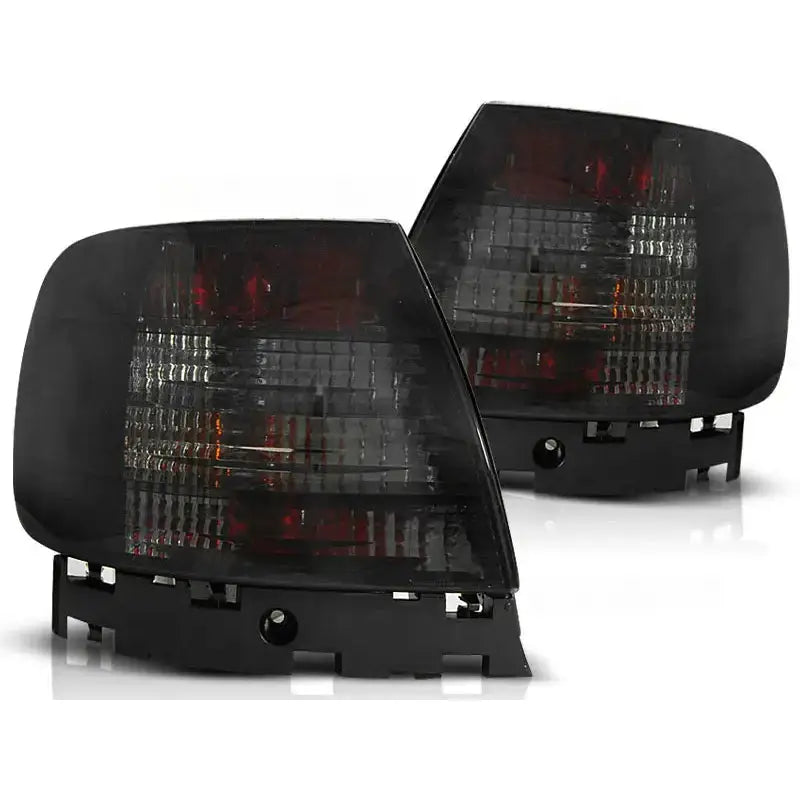 Baklykter Audi A4 11.94-09.00 Smoke, to sotede baklykter av plast sett fra skrå vinkel.