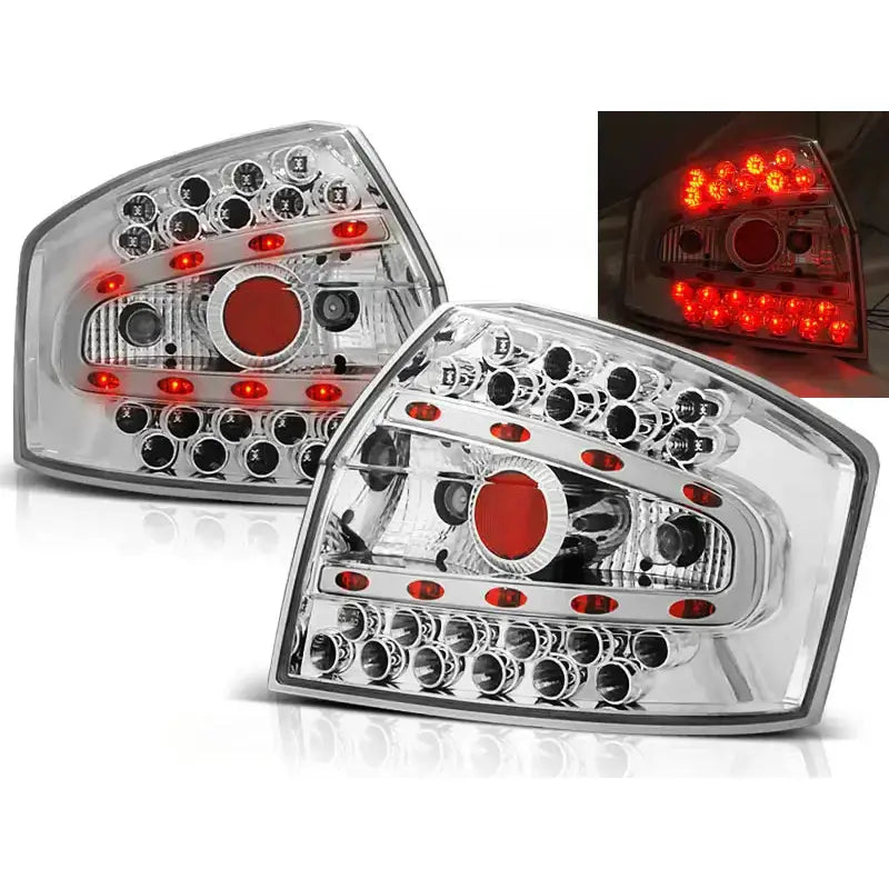 Baklykter Audi A4 8E LED i chrome med klart hus og røde detaljer, sett fra skrå vinkel.