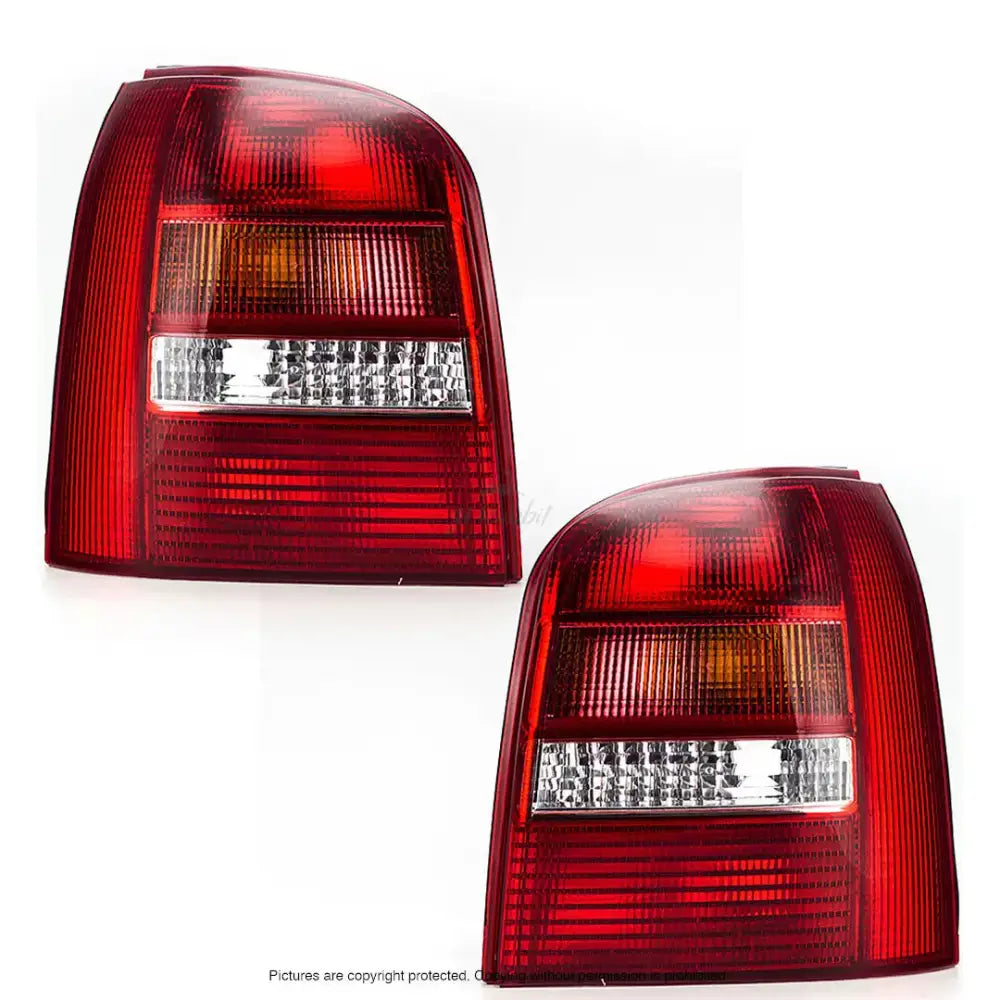 Baklykter Audi A4 B5 99-00 med oransje blinklysfelt og hvit refleks, sett fra skrå vinkel.