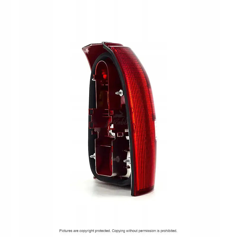 Baklamper Audi A4 B5 baklykt vist fra skrå bakside med synlige festepunkter og innvendig struktur.