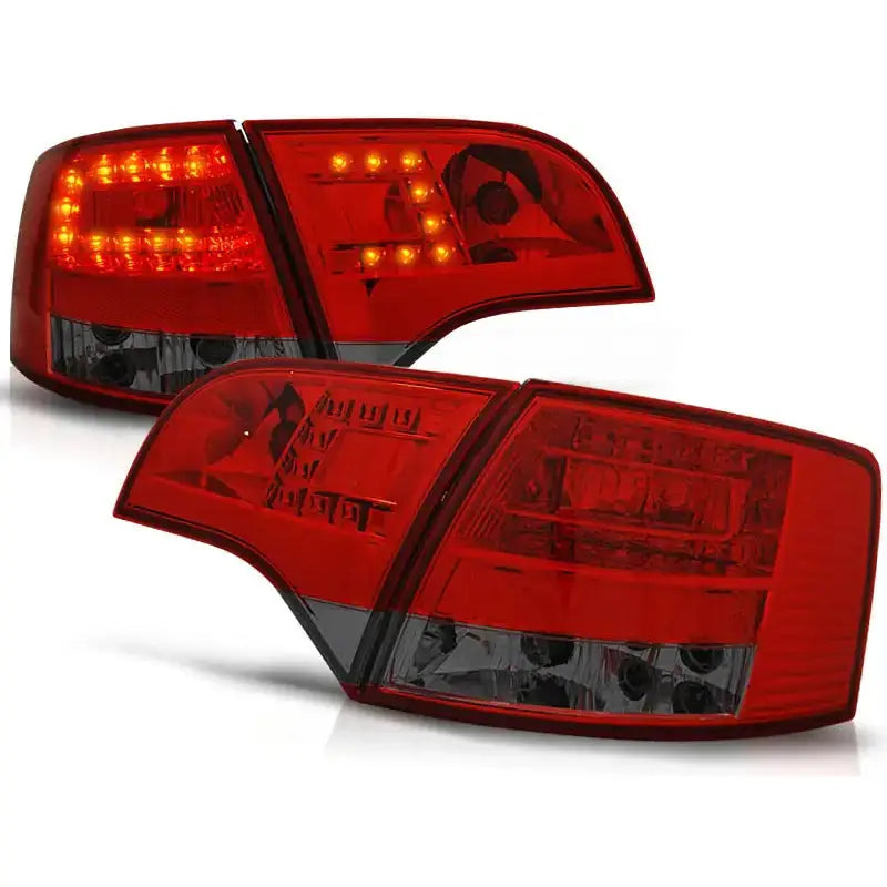 Baklykt Audi A4 B7 Avant Red Smoke LED, skrå vinkel med tent LED og mørk underdel med reflektor.