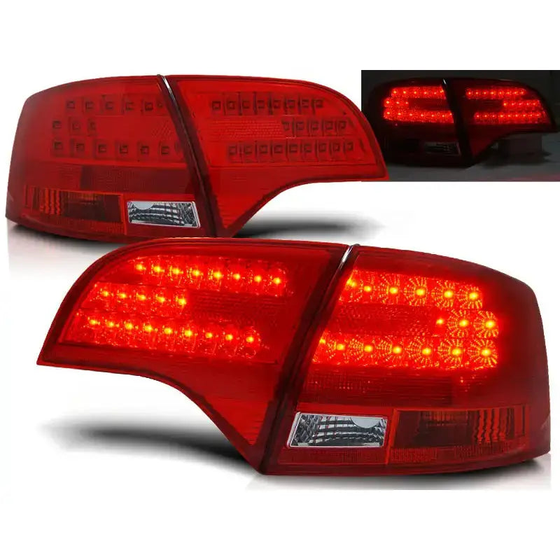 Baklykter Audi A4 B7 Avant med røde LED-lys og klart felt for blinklys, vist fra skrå vinkel.