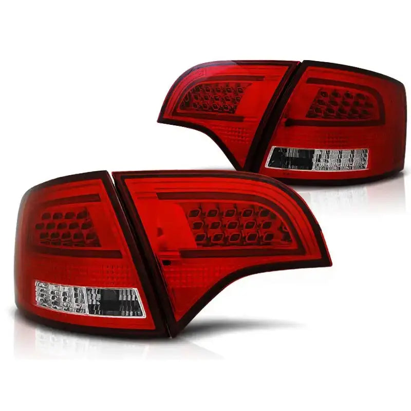 Baklykt Audi A4 B7 Avant LED baklys i rødt og hvitt med klart felt, sett fra skrå vinkel.