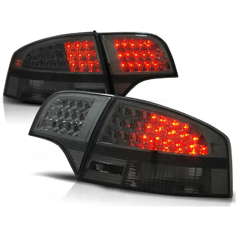 Baklykter Audi A4 B7 LED smoke, to mørke baklykter med røde lysdioder vist fra skrå vinkel.