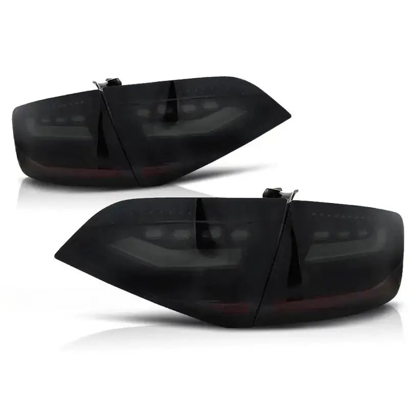 Baklykt Audi A4 B8 08-11 sedan i smoke black med LED, sett skrått mot hvit bakgrunn.