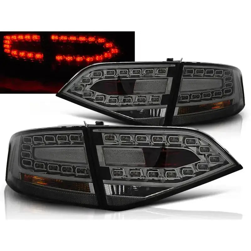 Baklykter Audi A4 B8 08-11 Sedan i sort plast med LED-lysrader, skrå forfra, rød belysning vises.