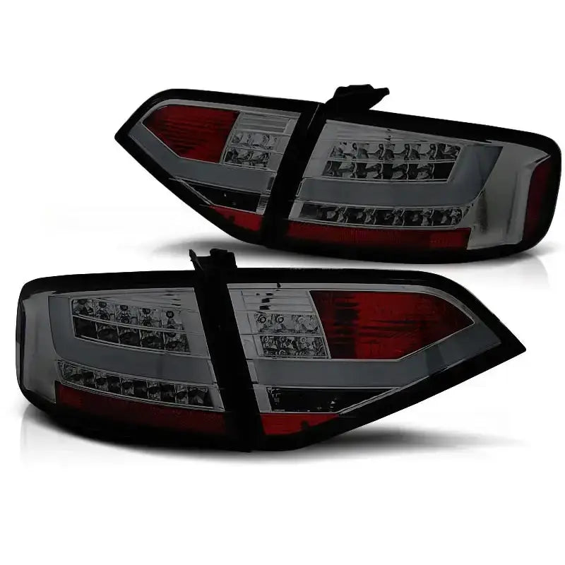 Baklykt Audi A4 B8 08-11 sedan med LED-bar, rød og hvit, sett fra skrå vinkel mot hvit bakgrunn.