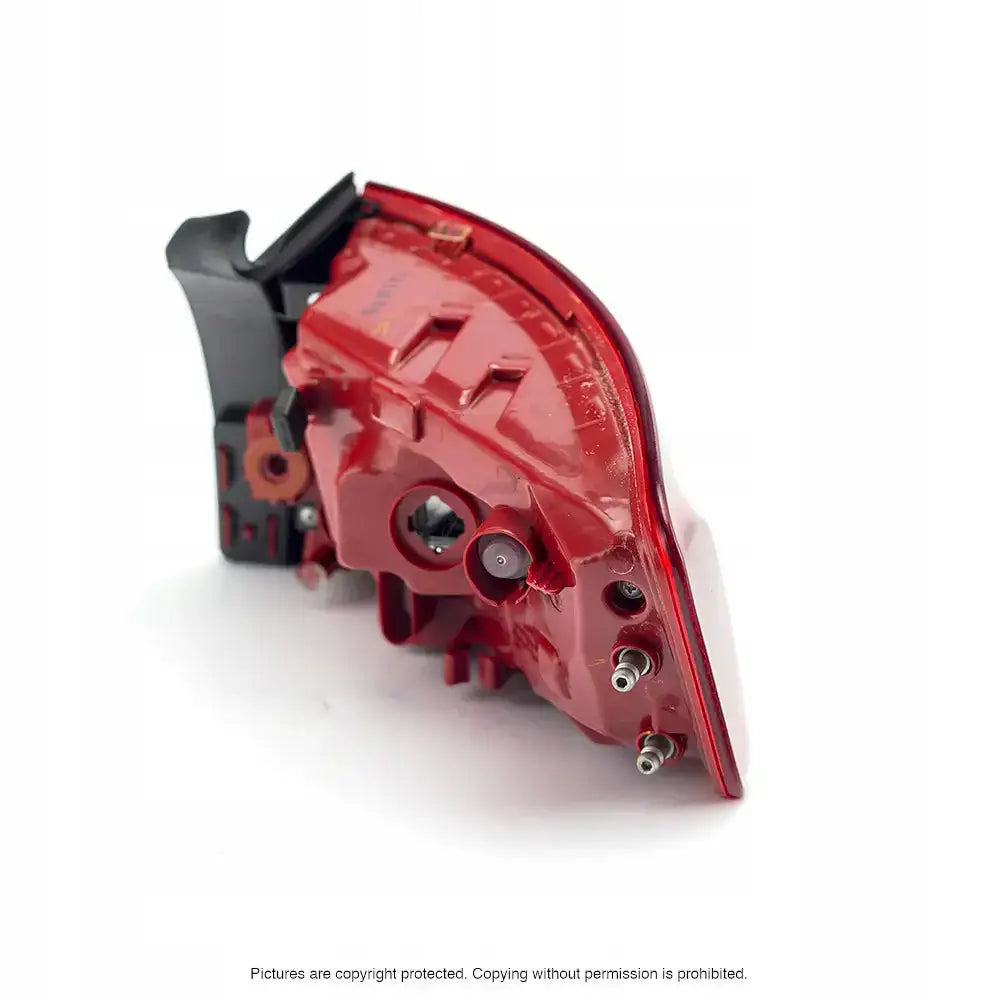 Baklykt Audi A4 B8 11-16 LED, bakside med synlige elektriske kontakter og festebeslag.