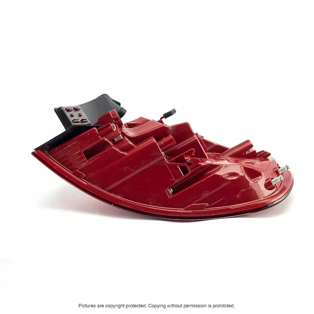 Baklamper Audi A4 B8 LED, sidevisning med røde og sorte detaljer, synlige skruer på hvit bakgrunn.