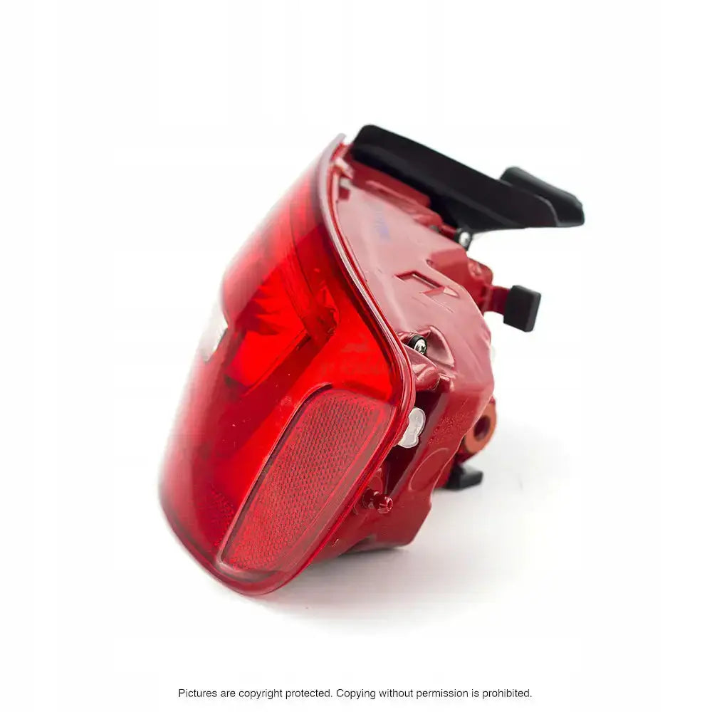 Baklykter Audi A4 B8 LED, vist fra skrå vinkel med refleks og festeanordninger tydelig på hvit bakgrunn.