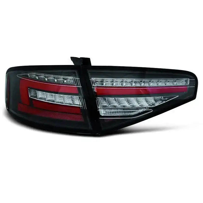 Baklykter Audi A4 B8 Black LED med klart glass, røde detaljer og sort innramming, sett forfra.