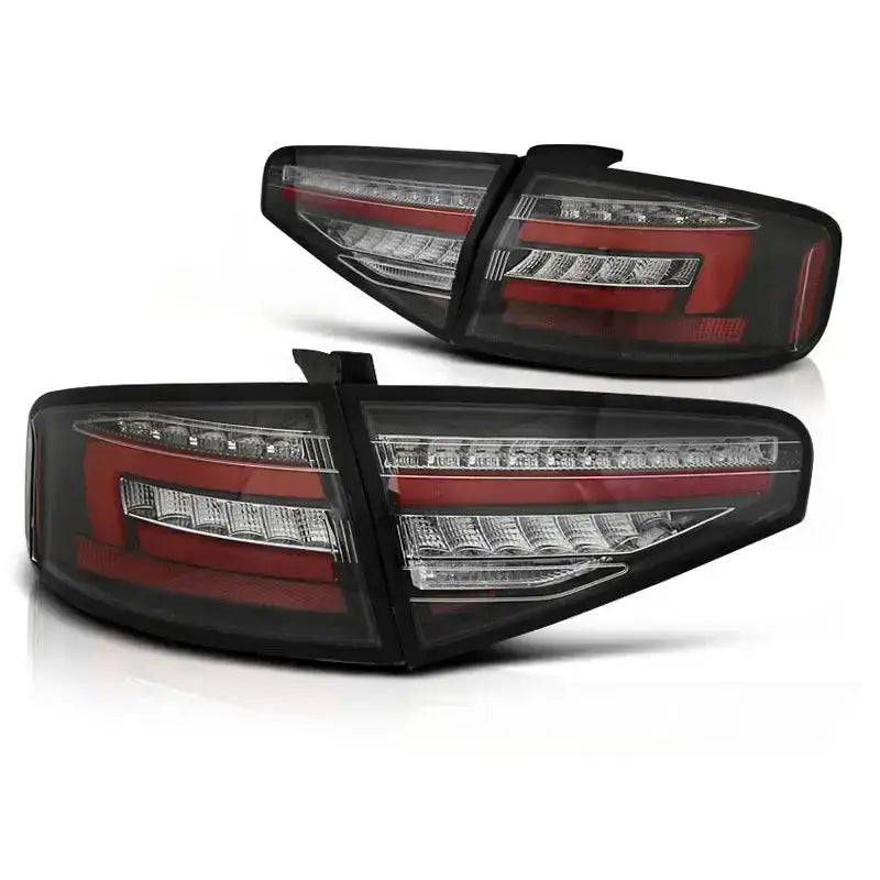 Baklykter Audi A4 B8 12-15 sedan med LED bar og svarte detaljer, vist fra skrå vinkel.