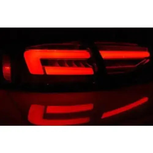 Baklykt Audi A4 B8 12-15 sedan med røde LED-lys i rette linjer, sett fra skrå vinkel.