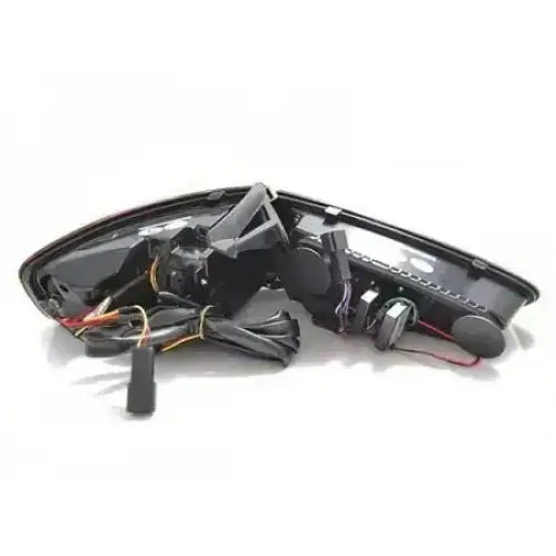 Baklamper Audi A4 B8 innsiden med ledninger og elektroniske deler, svart plast, skrå vinkel.