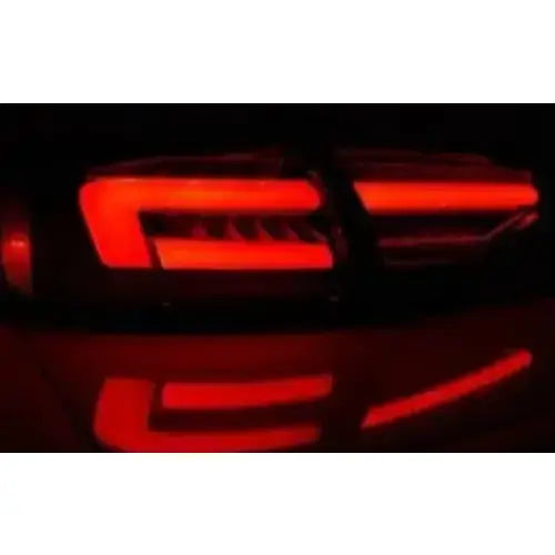 Baklykt Audi A4 B8 12-15 sedan LED bar smoke, opplyst rødt bakfra med refleksjon i mørket.