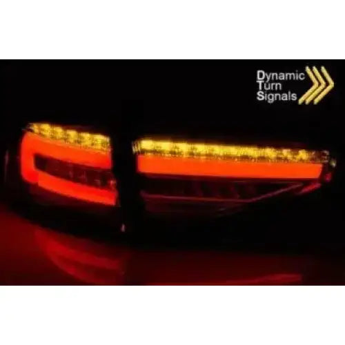 Baklys Audi A4 B8 sedan LED Bar Smoke med dynamiske oransje blinklys aktivert.