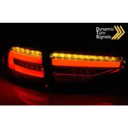 Baklys Audi A4 B8 sedan med oransje dynamiske blinklys aktivert, teksten Dynamic Turn Signals vises.