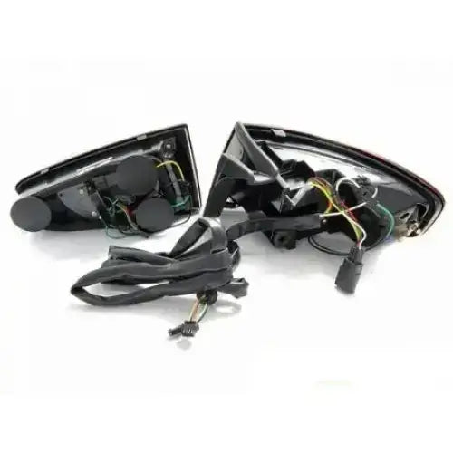 Baklamper til Audi A4 B8, sett bakfra med synlige elektriske ledninger og kontakter.