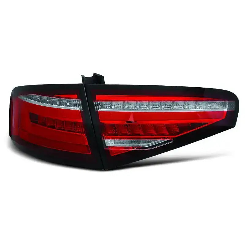 Baklykter Audi A4 B8 12-15 LED med rødt og klart plast, svarte detaljer og markerte LED-striper.