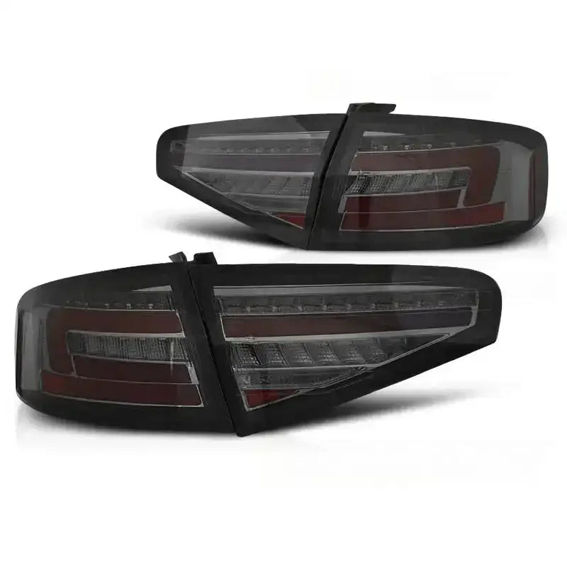 Baklykter Audi A4 B8 12-15 sedan med sotet glass og LED-striper, avlange fra skrå vinkel.
