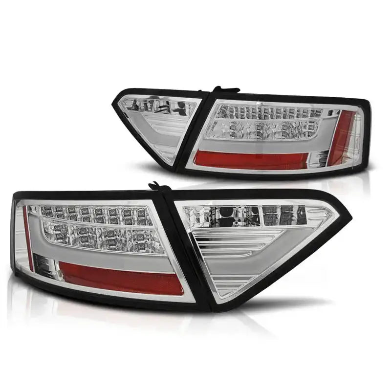 Baklykt Audi A5 Coupe Chrome LED Bar med sorte kanter og røde detaljer, sett fra skrå vinkel.