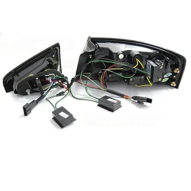 Baklykt Audi A5 07-06.11 Coupe Red Smoke LED Bar med synlige ledninger og elektroniske koblinger.