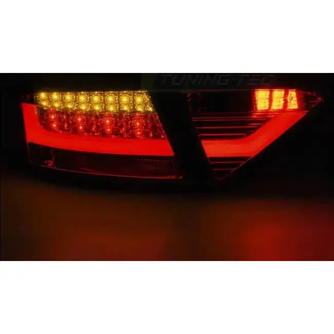 Baklykter Audi A5 07-06.11 Coupe LED Bar med røde og gule lys, sett fra skrå vinkel i mørket.