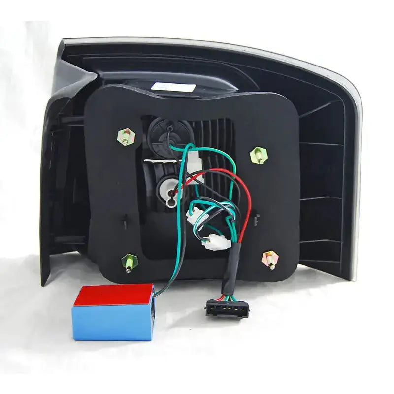 Baklykt Audi A6 Avant LED, bakside med ledninger, koblinger og blå samt rød elektronisk modul.