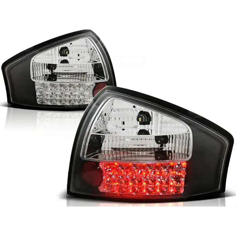 Baklykter Audi A6 Black Led med tent røde LED og svart innfatning, sett fra skrå vinkel.