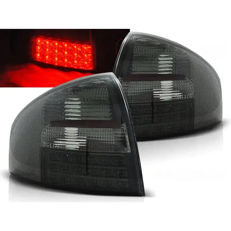Baklykter Audi A6 05.97-05.04 sedan i sotet plast med synlige LED-elementer, vist fra skrå vinkel.