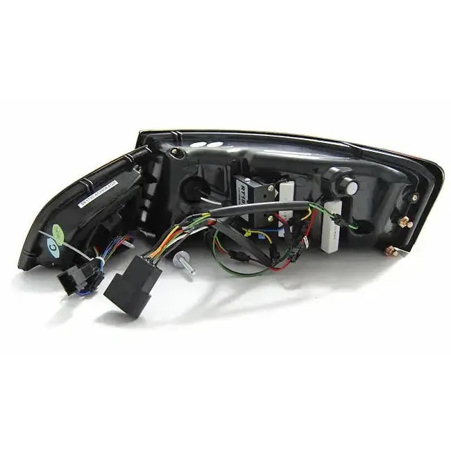 Baklykt Audi A6 08-11 Sedan Chrome Led Bar SEQ vist fra baksiden med synlige ledninger og koblinger.