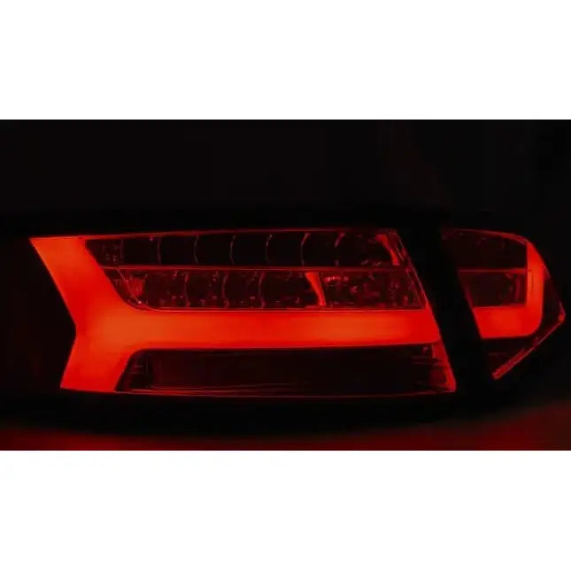 Baklamper Audi A6 08-11 Sedan med LED Bar SEQ, nærbilde av rødt lys og moderne segmentert design.