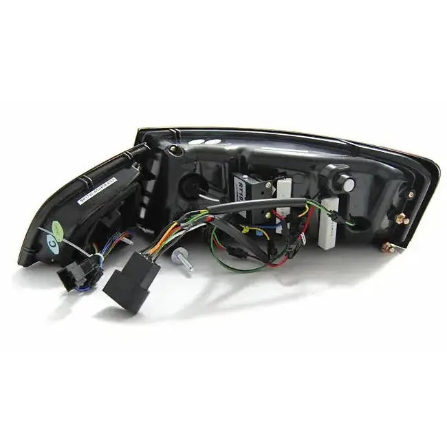 Baklykt Audi A6 08-11 vist bakfra med ledninger, koblingsplugger og elektroniske komponenter.