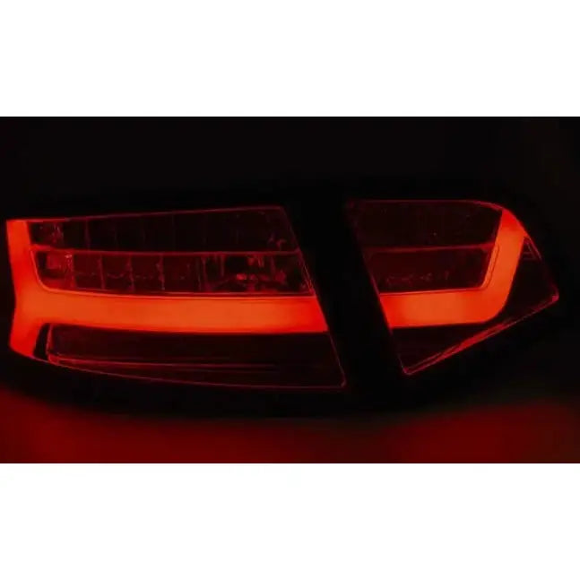 Baklys Audi A6 08-11 sedan med rød LED-bar, avlangt design sett fra skrå vinkel.