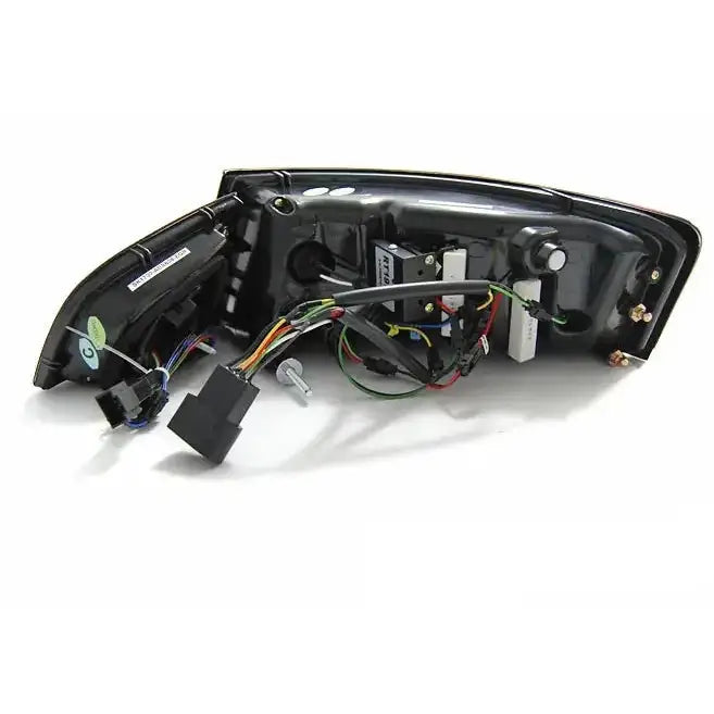 Baklykt Audi A6 08-11 bakfra med synlige ledninger, koblinger og elektroniske komponenter.