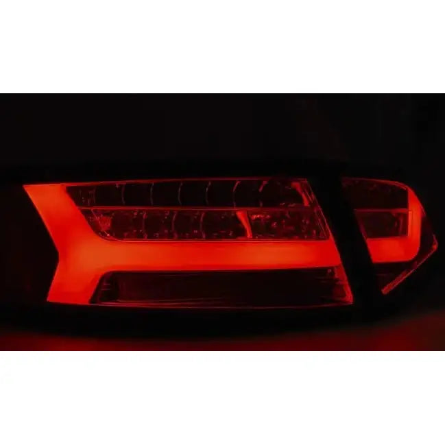 Baklamper Audi A6 08-11 sedan med LED-bar, nærbilde i mørke som viser detaljert lysstruktur.