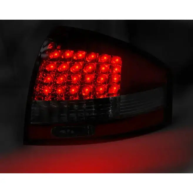 Baklys Audi A6 97-04 Red White LED med røde LED-lys, sett fra skrå vinkel med tydelige detaljer.