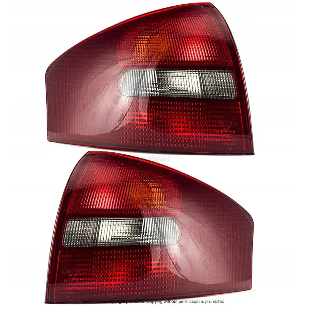 Baklykter Audi A6 C5 97-05 sedan, røde med oransje og hvite felt, sett fra utsiden.
