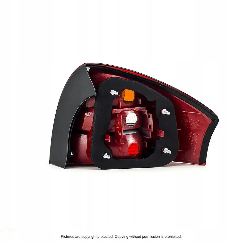 Baklykter Audi A6 C5 bakside med monteringspunkter og innvendige detaljer, nærbilde mot hvit bakgrunn.