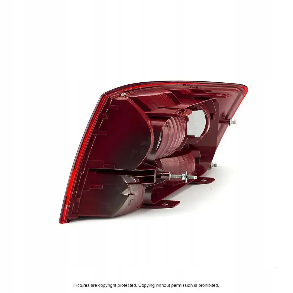 Baklykt Audi A6 C6 04-11 P21W sett skrått bakfra med monteringsfester og reflektorer på hvit bakgrunn.