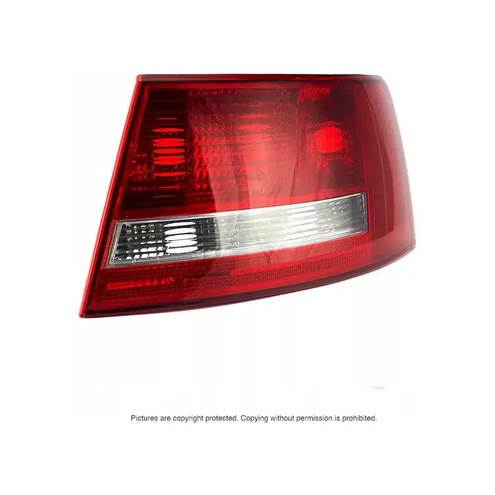 Baklys Audi A6 C6 04-11 i klar rød og hvit plast, skrå vinkel, synlig linsestruktur.