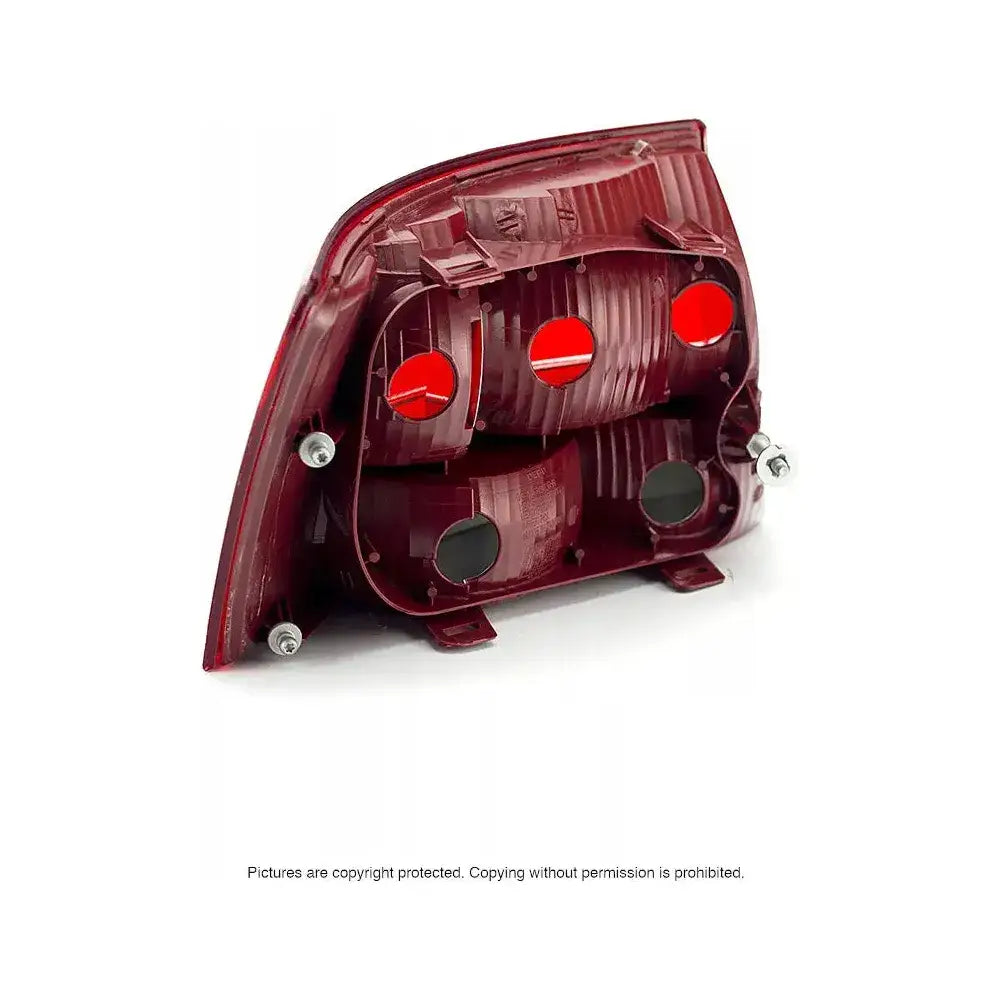 Baklamper Audi A6 C6 baklysdeksel vist fra innsiden med fire åpninger og festeskruer.