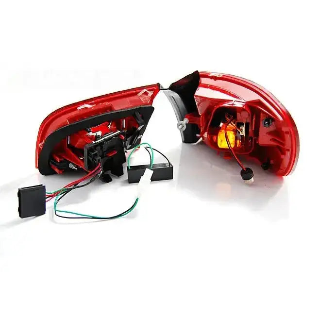 Baklys Audi A6 C6 Avant LED, sett skrått med synlige ledninger og innsiden av lyktene.