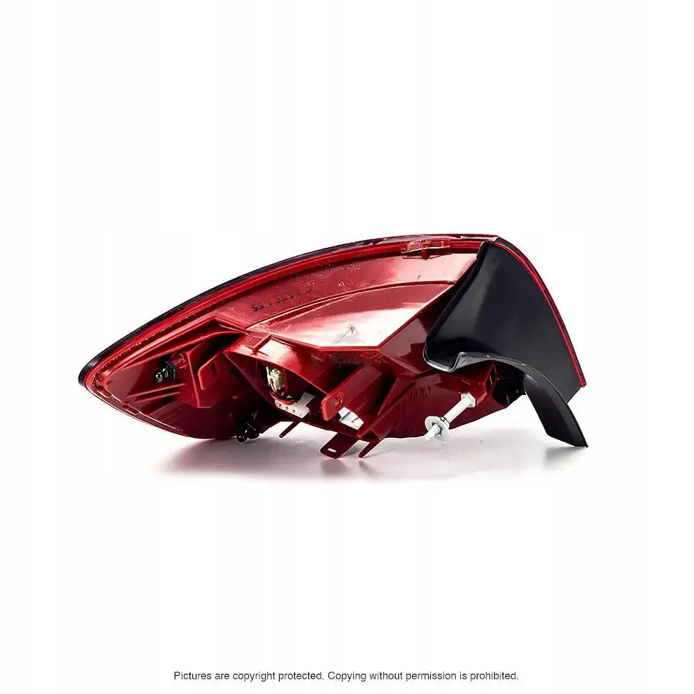 Baklykter Audi A6 C6 08-12 bakside med synlige monteringsfester og tekniske detaljer mot hvit bakgrunn.