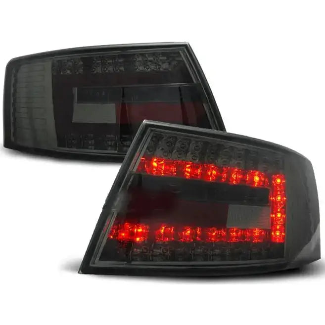 Baklykter Audi A6 C6 Sedan LED 7-pin, én med røde U-formede lys og én fra siden uten lys.