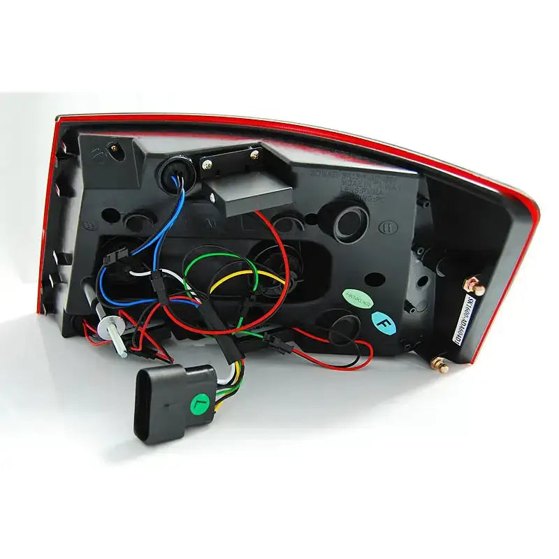 Baklykt Audi A6 C6 bakside med svart deksel, synlige ledninger og 6PIN kontakt detaljert vist.